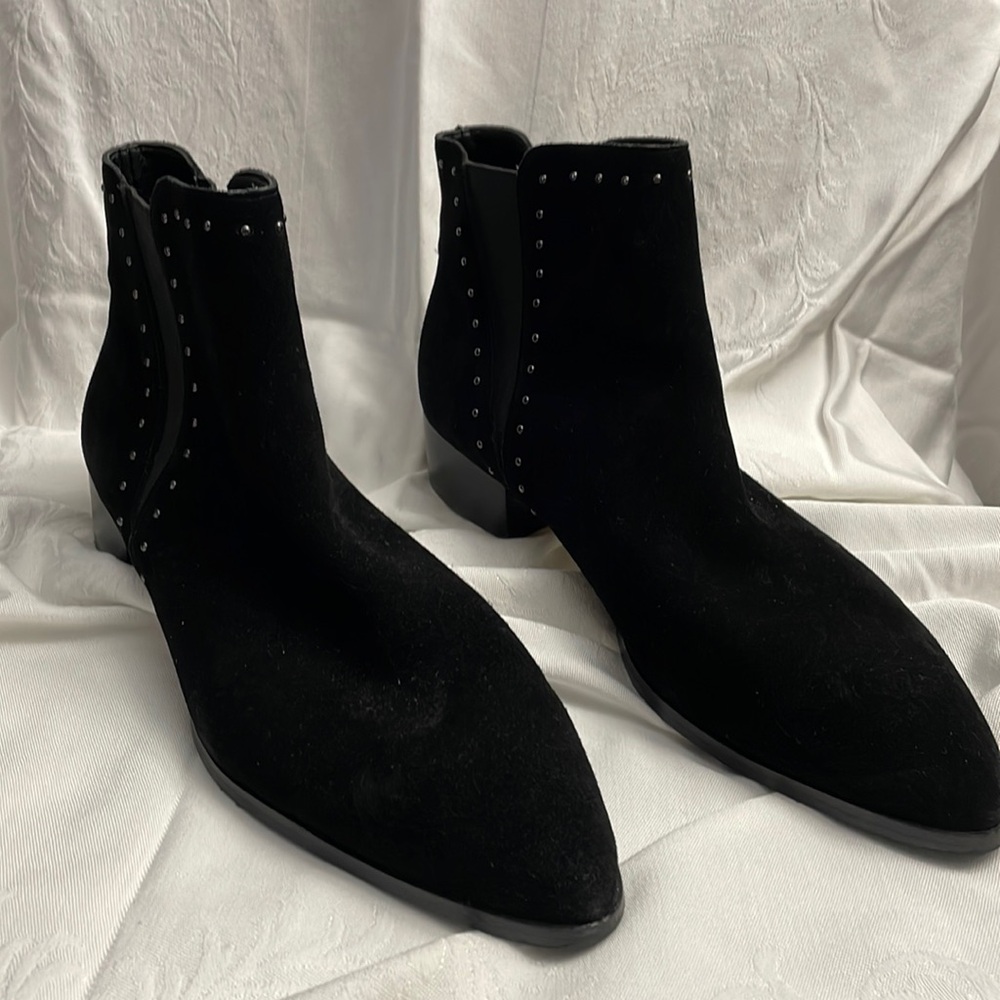 Ronald Pliner women’s booties in size 10